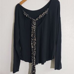 Long sleeve shirt with leopard scarf back